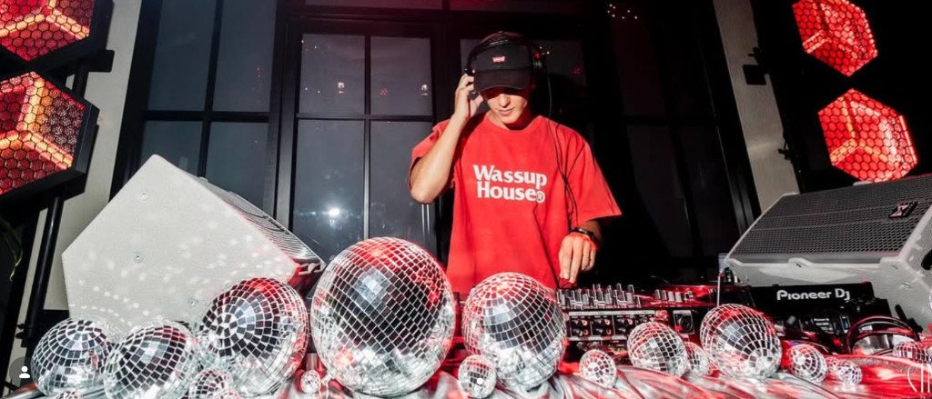 leoneeed ดีเจ tech house เรซิเดนต์ Nomad Beach Club, Fira Beach Club และ No More Snow / Commune