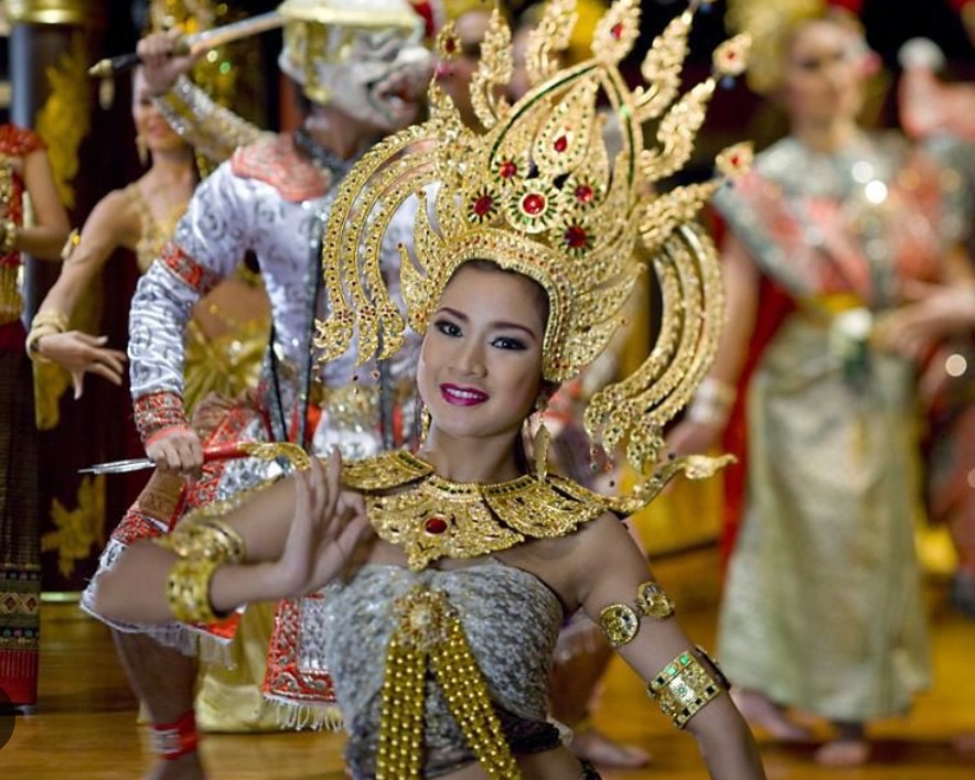 ระบำไทยในชุดนาฏศิลป์สำหรับงานแต่งและพิธีต้อนรับ PHUKETSOUNDS ที่ภูเก็ต